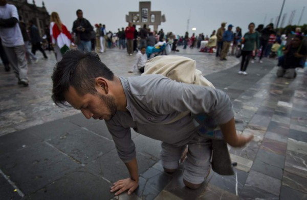 Mexicanos le rinden tributo a la virgen de Guadalupe