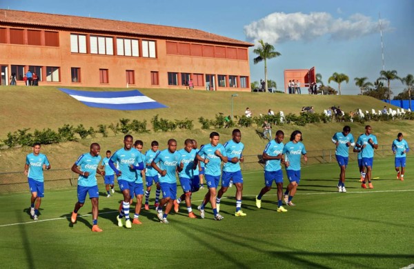 Honduras pule su táctica para el debut mundialista ante Francia