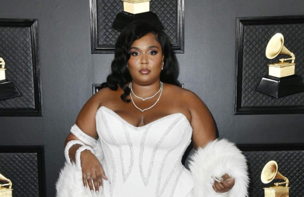 Lizzo califica de 'hipócritas' a los hombres que juzgan el físico femenino