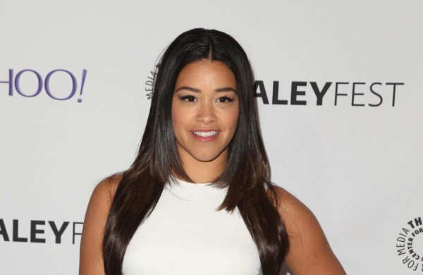 Gina Rodríguez defiende haber sido educada en inglés