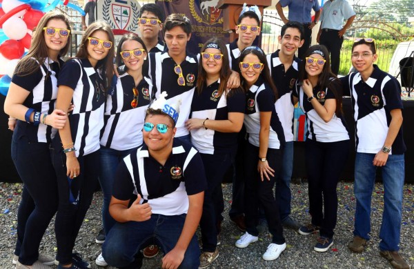 Con alegría presentan a seniors de la Mountview Academy