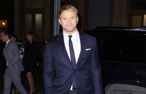 Kellan Lutz conduce un viejo coche de policía