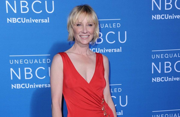 Anne Heche se divorcia de James Tupper