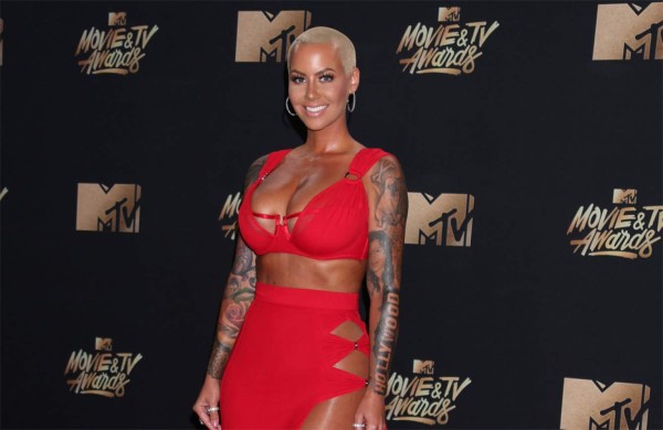 Amber Rose se desnuda en Twitter