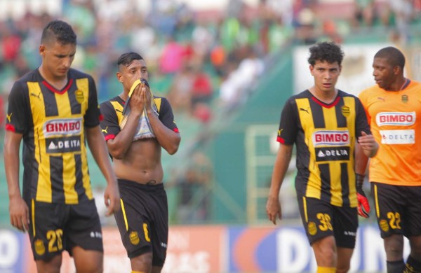 Real Madrid's French defender Raphael Varane (2ndR) celebrates with teammates after scoring a second goal during the Spanish league football match between SD Huesca and Real Madrid at the El Alcoraz stadium in Huesca on February 6, 2021. (Photo by Pau BARRENA / AFP)