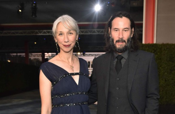 Novia de Keanu Reeves defiende sus canas