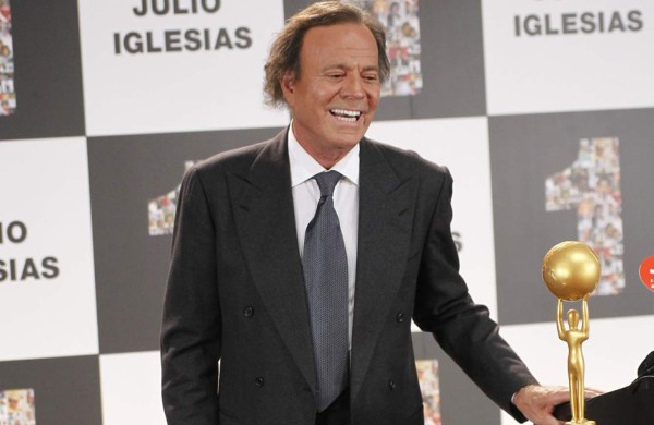 Hijos de Julio Iglesias recogían brasieres en conciertos