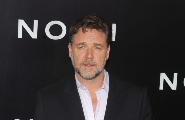 Russell Crowe se enfurece con una línea aérea