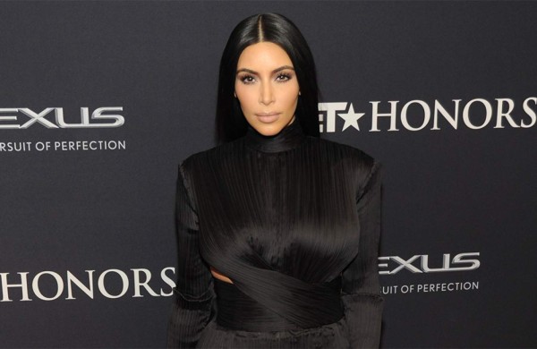 Kim Kardashian reconoce que hacerse selfis es 'ridículo'