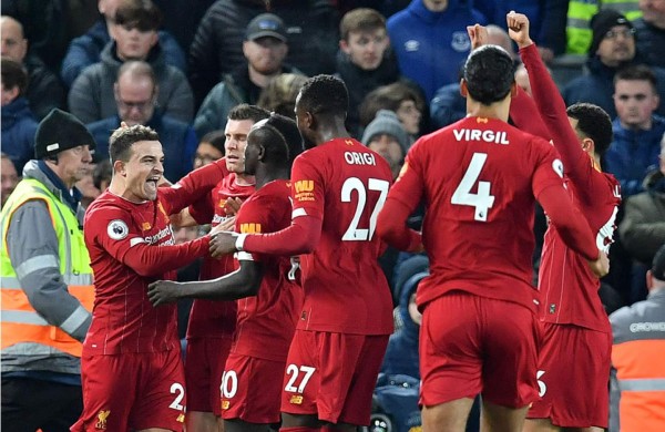 Liverpool ganó el derbi ante Everton y mantiene la ventaja a paso perfecto