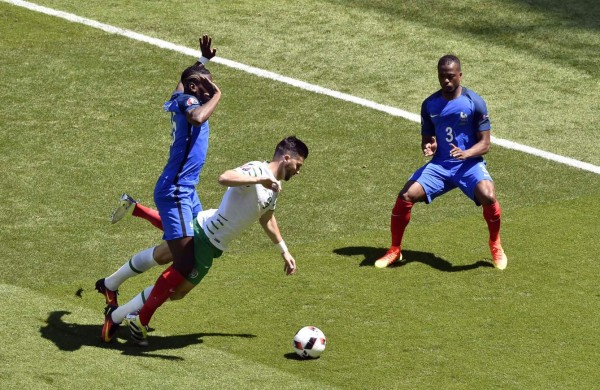 En esta imagen difundida por Netflix, Joe Pesci, a la izquierda, y Robert De Niro en una escena de 'The Irishman'. (Niko Tavernise/Netflix vÃ­a AP)