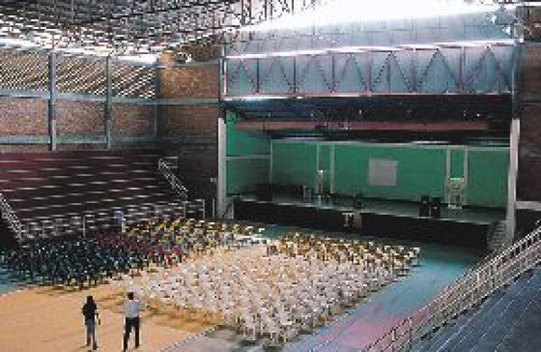 Gimnasio sigue abandonado
