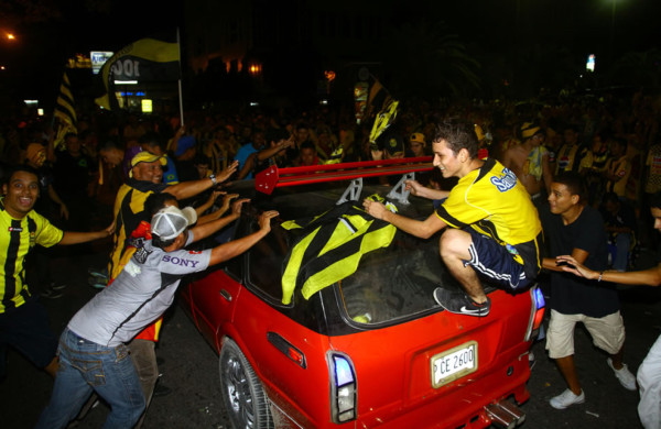Aficionados del Real España celebran el título en las calles