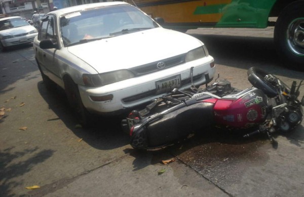 Tirotean taxi en La Ceiba: un muerto y dos heridos