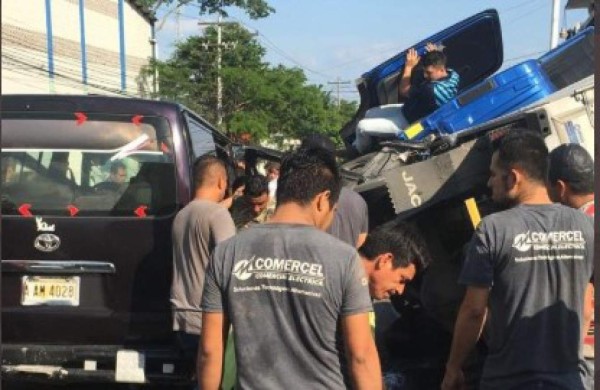 Accidente entre rapidito y camión deja cinco pasajeros heridos en San Pedro Sula