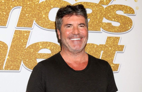 Simon Cowell 'trabaja' en casa tras lesionarse la espalda