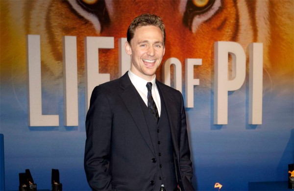 A Tom Hiddleston le gustan las mujeres como su madre