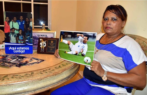 Madre de Arnold Peralta: 'A veces pienso que anda jugando largo”