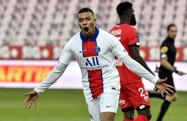 Kylian Mbappé se lució con dos goles para el triunfo del PSG en Dijon. Foto AFP