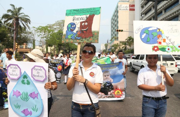 Marchan en el Día de la Tierra pidiendo que la respeten y cuiden