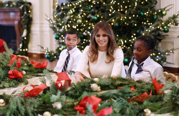Melania Trump inaugura su primera decoración navideña de la Casa Blanca