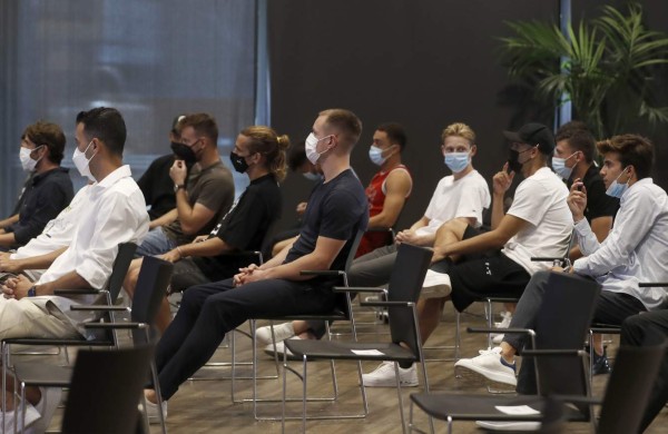 BARCELONA, 08/08/2021.- Los compañeros del delantero argentino Lionel Messi, durante la rueda de prensa ofrecida este mediodía en el Camp Nou para explicar su versión sobre su marcha del FC Barcelona, decisión que el club atribuye a razones 'económicas y estructurales', ya que le era imposible inscribir al jugador en La Liga, al no poder cumplir con el 'fair play' financiero. EFE/Andreu Dalmau