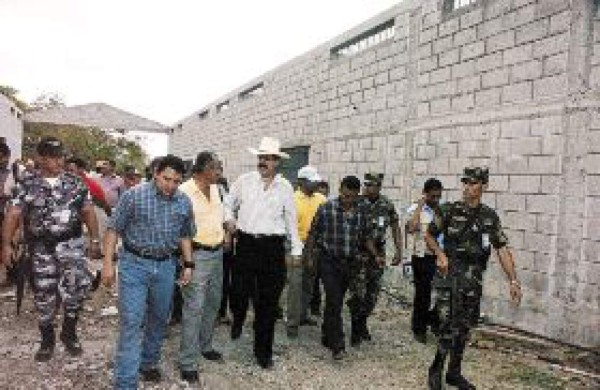 Centros penales ya no dependerán de Seguridad, anuncia Mel Zelaya