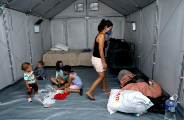Instalan a familias en albergue de casas portátiles en San Pedro Sula