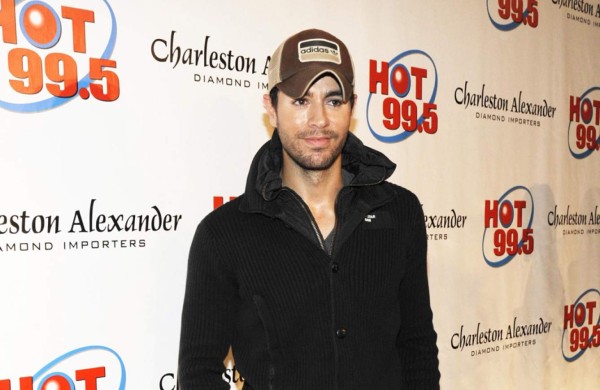 Enrique Iglesias no lamenta haber crecido a la sombra de su padre