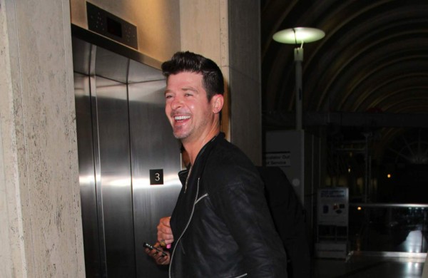 Robin Thicke se agarra a la 'terapia' de la música
