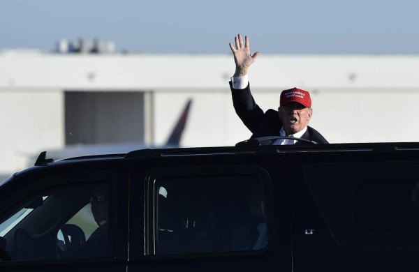 Sondeo ubica a Clinton con 4% sobre un desesperado Trump