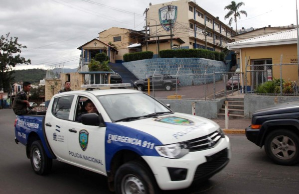 Policías implicados en el robo de 700 AK-47 siguen activos