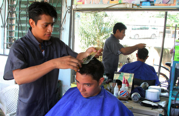 Corta pelo para poder costear tratamiento de hemodiálisis