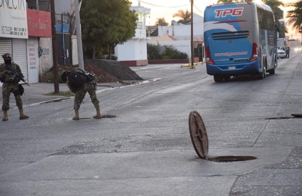 MEX100. LOS MOCHIS (MÉXICO), 08/01/2016.- Efectivos de la Marina Armada de México buscan hoy, viernes 8 de enero de 2016, en las alcantarillas de drenaje de la localidad de Los Mochis en Sinaloa (México) donde fue recapturado el narcotraficante mexicano Joaquín 'El Chapo' Guzmán. 'Misión cumplida: lo tenemos. Quiero informar a los mexicanos que Joaquín Guzmán Loera ha sido detenido', anunció el presidente mexicano Peña Nieto en su cuenta de la red social Twitter, aunque no detalla dónde ni en qué momento fue detenido. EFE/STR/MÁXIMA CALIDAD DISPONIBLE