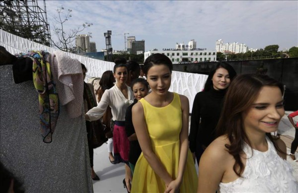Participantes del certamen de belleza Miss Mundo caminan en el escenario hoy, durante un ensayo en el Hotel Beauty Crown Complex en Sanya, provincia de Hainan (China). EFE