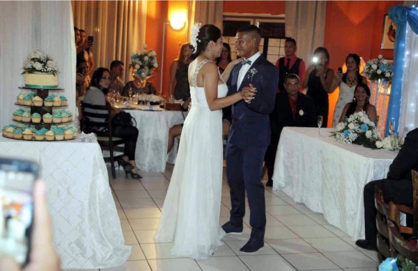 Futbolista Bryan Acosta contrae matrimonio en La Ceiba