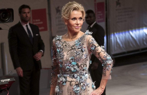 Operan a Jane Fonda de un tumor cancerígeno