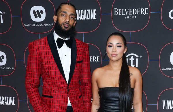 Viuda de Nipsey Hussle se tatúa el rostro del rapero en el brazo