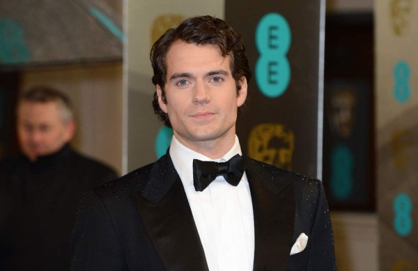 Henry Cavill disfruta ignorando a los que le acosaron