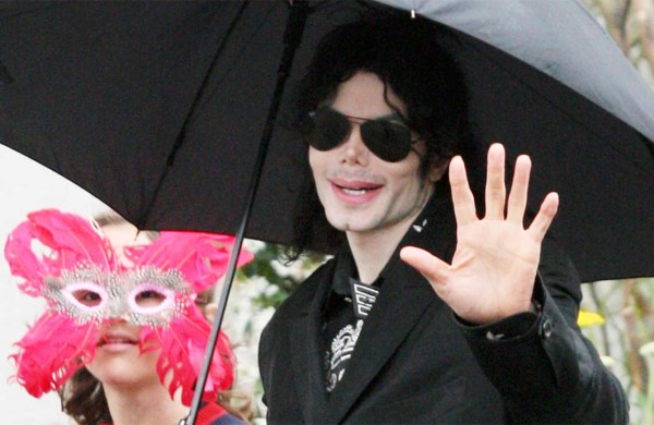 Médico de Michael Jackson nunca lo dejaba solo con su hijo