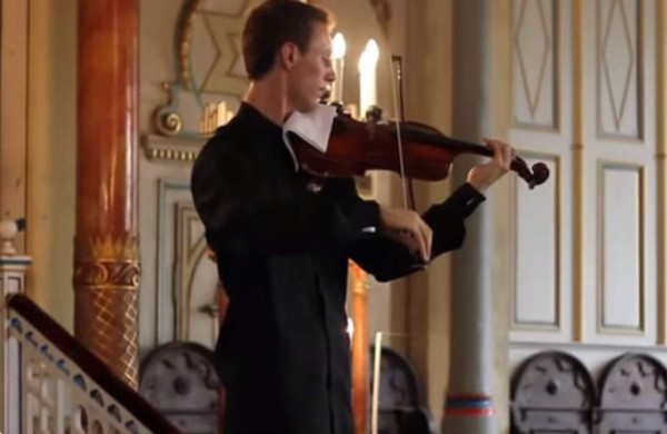 Video: Violista es interrumpido por el sonido de un celular