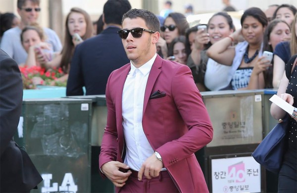 Nick Jonas tuvo un incómodo momento en la alfombra roja