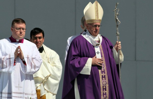 Papa clama por un México sin migrantes ni traficantes de muerte