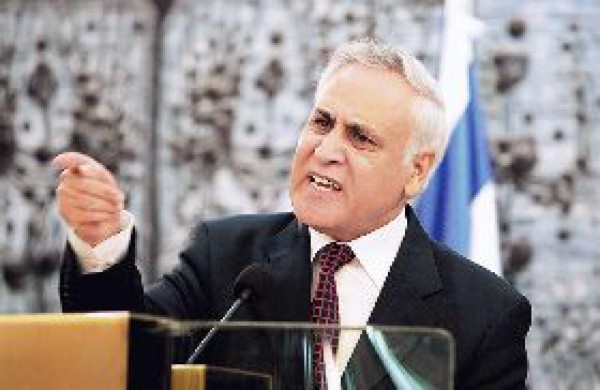 'No cederé al chantaje', Katzav