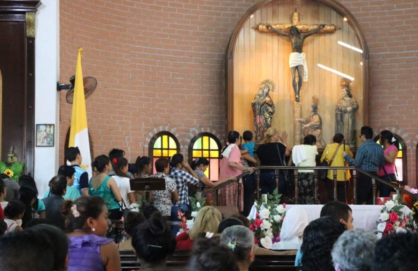 Católicos cumplen promesas en celebración del Cristo Negro