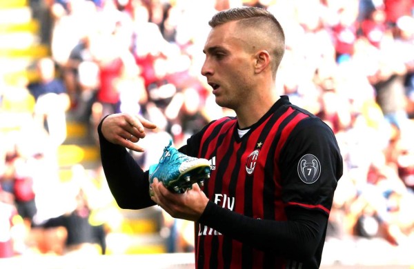 Milan (Italy), 09/04/2017.- Ac Milan forward Gerard Deulofeu jubilates after scoring the 4-0 goal during the Italian Serie A soccer match between Ac Milan and Us Palermo at Giuseppe Meazza stadium in Milan, Italy, 09 April 2017. (Italia) EFE/EPA/MATTEO BAZZI
