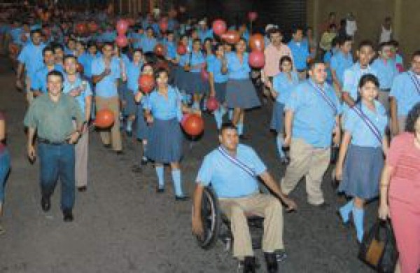 Rotarios entregan 400 pupitres al Reyes