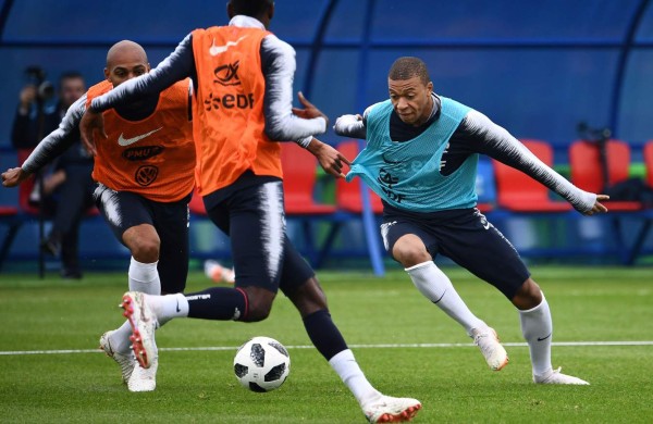 Mbappé, Sidibé y Umtiti se entrenan con normalidad en Francia