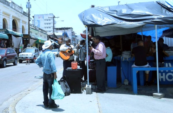 Sampedranos piden controlar ruido de altavoces en el centro