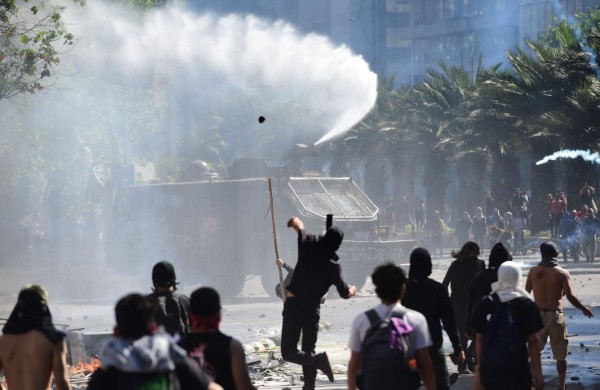 Toque de queda en Chile tras violentas protestas que dejan 11 muertos